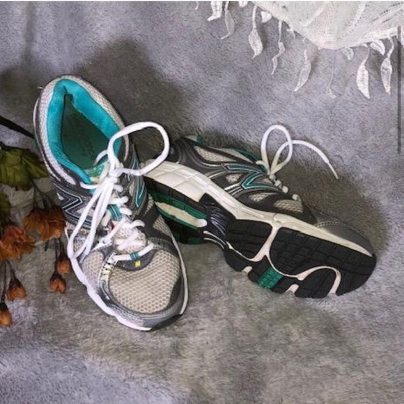 New Balance Running Shoes Pre-Owned - Picture 3 of 6
